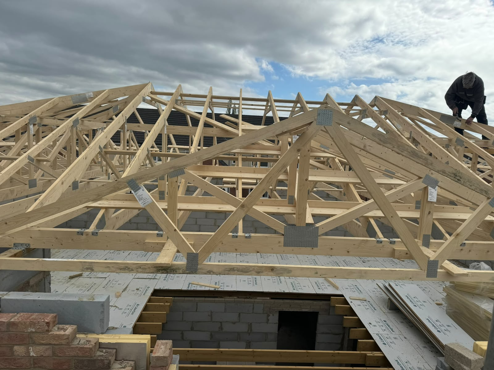 New roof truss frame